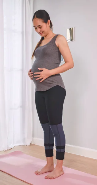 Азиатская Беременная Женщина Спортивной Одежде Делает Упражнения Гостиной Дома — стоковое фото