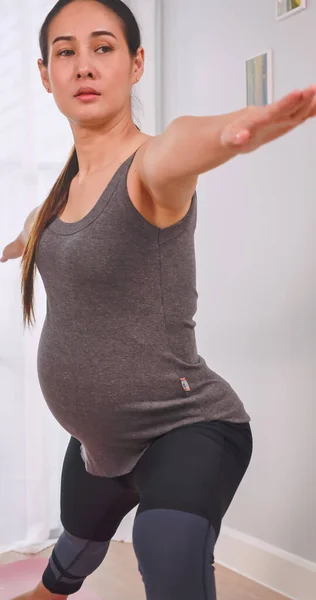 Spor Kıyafetli Asyalı Hamile Kadın Oturma Odasında Egzersiz Yapıyor — Stok fotoğraf