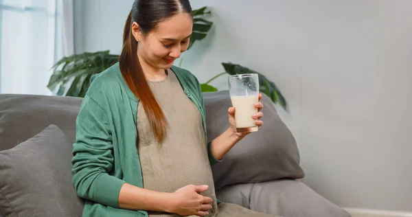 Беременная Азиатка Пьет Молоко Здоровья Себя Своего Будущего Ребенка Стоковое Фото