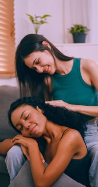 Genç kadın ve kız arkadaşı evde birlikte vakit geçiriyorlar. Lezbiyen çift mutluluk anlarını sever..