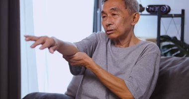 Felç olmuş yaşlı bir adam sağlığını evde korumaya çalışır..