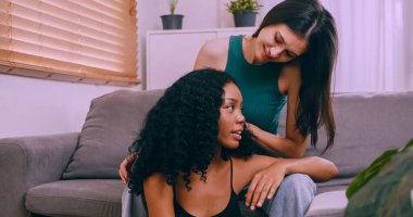 Genç kadın ve kız arkadaşı evde birlikte vakit geçiriyorlar. Lezbiyen çift mutluluk anlarını sever..