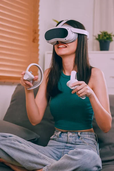 Jovem Mulher Divertindo Jogando Jogos Enquanto Vestindo Óculos Realidade Virtual — Fotografia de Stock