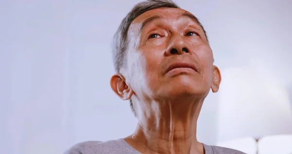 Asiatischer Alter Mann Mit Alzheimer Sitzt Allein Hause — Stockfoto