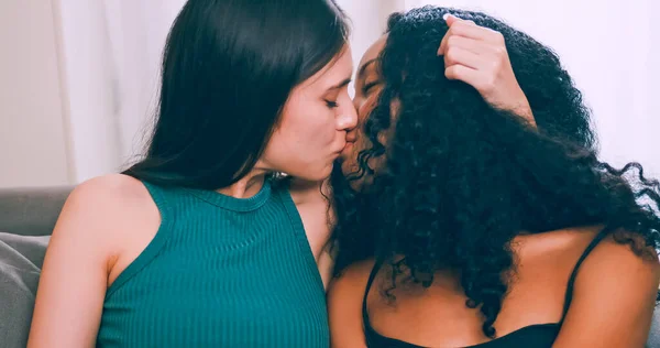 若い女性と彼女は家で一緒に時間を過ごしました レズビアン カップル — ストック写真