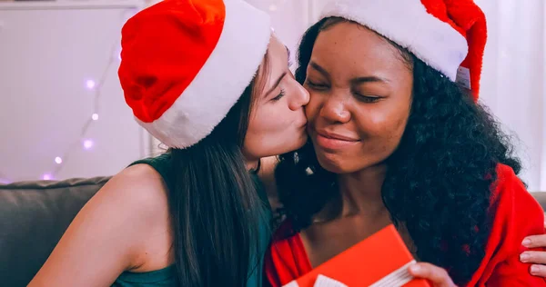 Młoda Kobieta Zaskakuje Swoją Dziewczynę Prezentem Świątecznym Wesoła Para Lesbijek — Zdjęcie stockowe