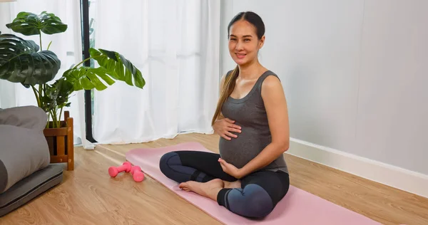 Asiatische Schwangere Sportbekleidung Berührt Ihr Ungeborenes Kind Beim Sport Hause — Stockfoto