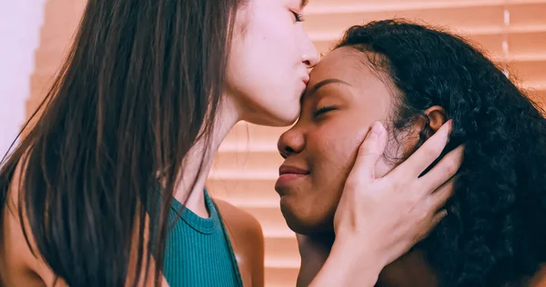 Fiatal Barátnője Együtt Töltik Időt Otthon Leszbikus Pár Szerelem Pillanatok Stock Kép
