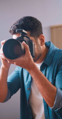 Stüdyoda çalışan profesyonel erkek fotoğrafçı..