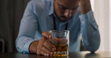 Depresyondan kurtulmak için alkol içen bir işadamı hayatındaki sorunlarla strese girer..