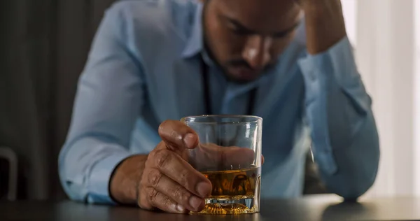 Biznesmen Pijący Alkohol Celu Złagodzenia Depresji Stresu Związanego Problemami Jego — Zdjęcie stockowe