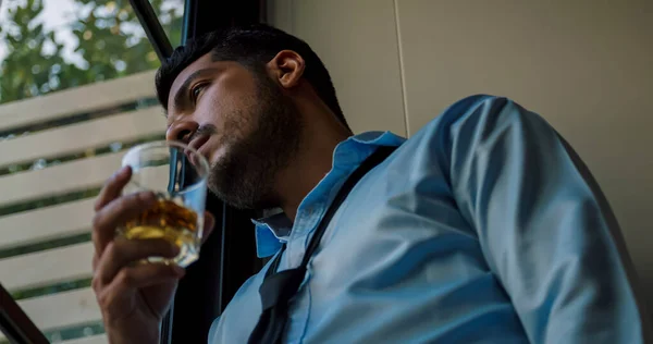 Επιχειρηματίας Που Πίνει Αλκοόλ Για Ανακουφιστεί Από Κατάθλιψη Και Στρεσαρισμένος — Φωτογραφία Αρχείου
