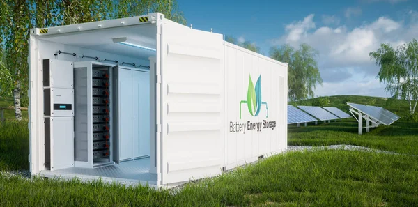 太陽光発電所を背景に緑豊かな芝生の上にオープン産業用コンテナ内のエネルギー貯蔵のためのバッテリーモジュールのビューを閉じます 3Dレンダリング — ストック写真