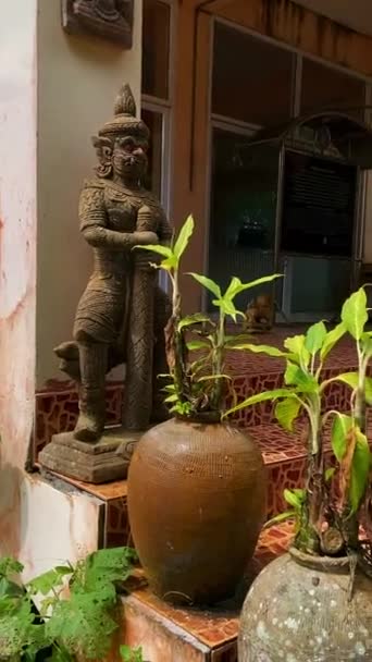 Skulpturer Ett Buddistiskt Tempel Thailand Religionsbuddhismen Asien Horisontell Video Slow — Stockvideo
