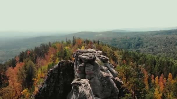 Sonbahar Ormanındaki Kayaların Üzerinden Uçmak Yukarıdan Uçuşu Kırmızı Sarı Yeşil — Stok video
