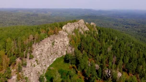 Flyvning Klipperne Efterårsskoven Drone Flyvning Fra Oven Røde Gule Grønne – Stock-video
