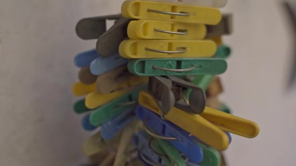 Vecchi Mollette Appese Gruppo Una Corda Ondulata Clip Retrò Multicolore — Video Stock