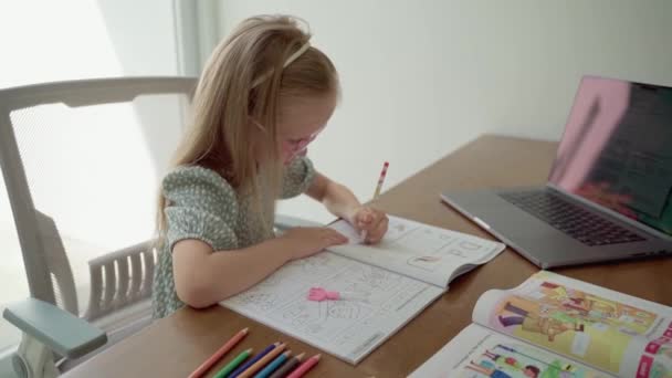 Pequena Menina Bonito Inteligente Óculos Idade Escolar Primária Está Fazendo — Vídeo de Stock
