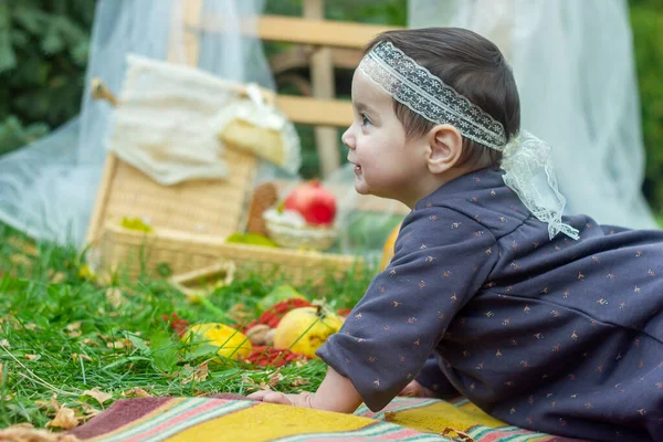 Маленький Ребенок Играет Парке Фруктами Маленькая Девочка Осеннем Парке — стоковое фото