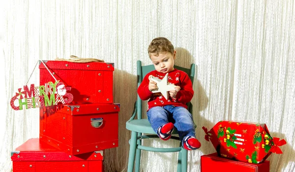小孩在工作室里玩圣诞装饰品 小孩玩圣诞球 — 图库照片
