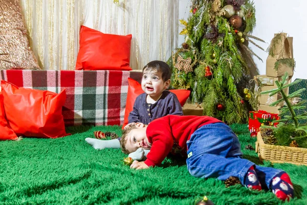 Μικρό Παιδί Που Παίζει Χριστουγεννιάτικες Διακοσμήσεις Στο Στούντιο Μικρό Παιδί — Φωτογραφία Αρχείου