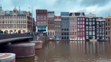 Geleneksel eski dar evler Amsterdam, Hollanda, Avrupa, 15 Mayıs 2022. Yüksek kalite 4k görüntü