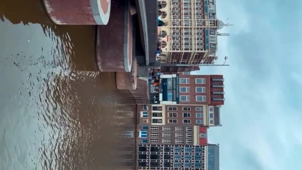 Традиционные Старые Узкие Дома Лодки Каналы Амстердаме Нидерланды Европа Мая — стоковое видео