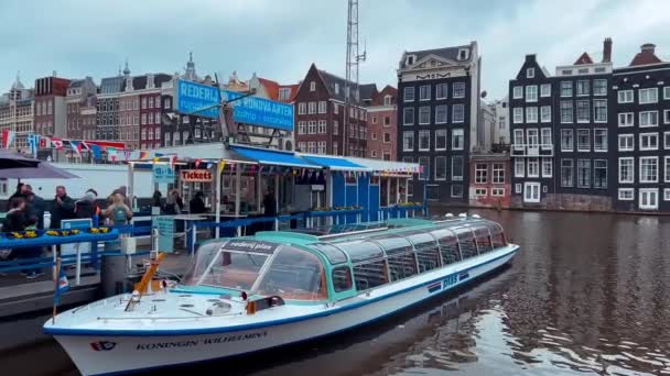 Traditionele Oude Smalle Huizen Boten Grachten Amsterdam Nederland Europa Mei — Stockvideo
