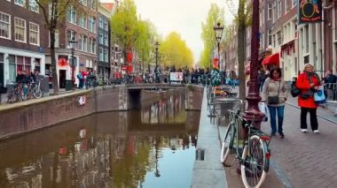 Geleneksel eski dar evler Amsterdam, Hollanda, Avrupa, 15 Mayıs 2022. Yüksek kalite 4k görüntü
