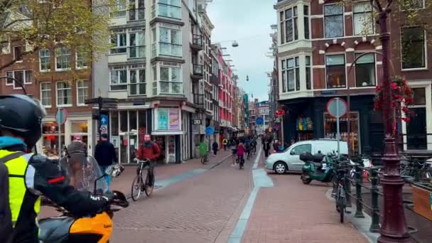 Traditionelle Alte Enge Häuser Boote Und Kanäle Amsterdam Die Niederlande — Stockvideo
