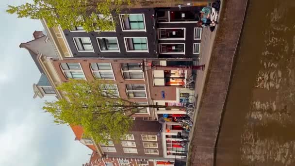 Παραδοσιακά Παλιά Στενά Σπίτια Σκάφη Και Κανάλια Στο Άμστερνταμ Την — Αρχείο Βίντεο