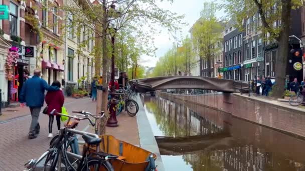Traditionele Oude Smalle Huizen Boten Grachten Amsterdam Nederland Europa Mei — Stockvideo