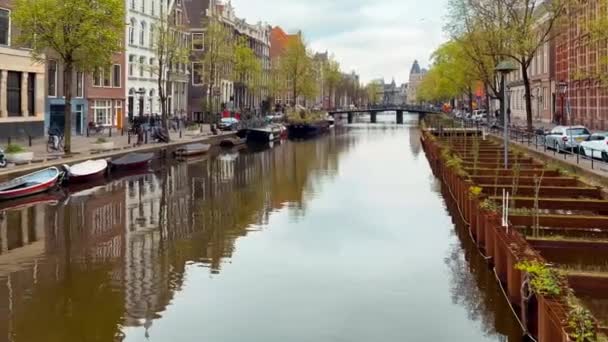Casas Estreitas Tradicionais Barcos Canais Amsterdã Holanda Europa Maio 2022 — Vídeo de Stock