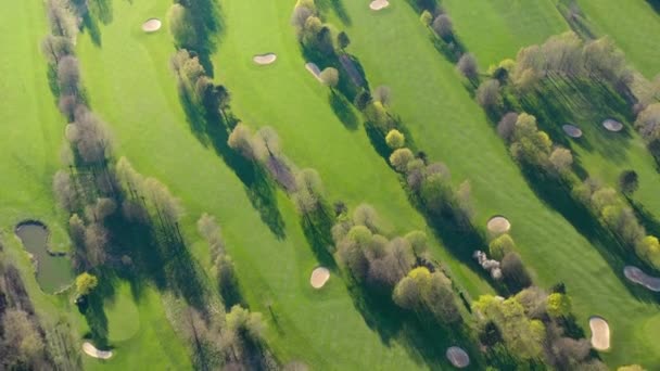 Luftaufnahme Von Der Drohne Eines Grünen Golfplatzes Bei Sonnenuntergang Schöner — Stockvideo