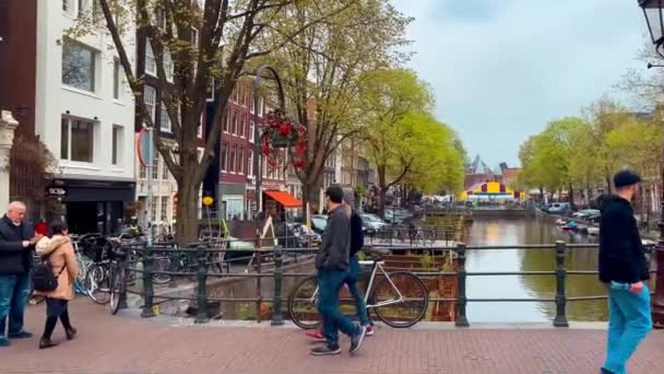 Tradiční Staré Úzké Domy Lodí Kanálů Amsterdamu Nizozemsku Evropě Května2022 — Stock video
