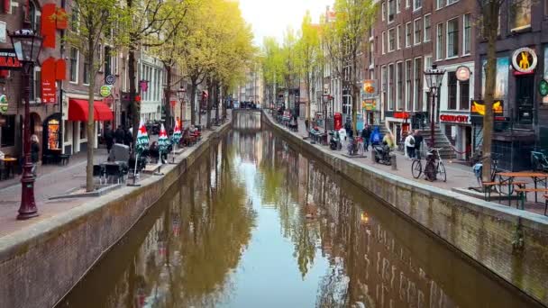 Традиционные Старые Узкие Дома Лодки Каналы Амстердаме Нидерландах Европе Мая — стоковое видео
