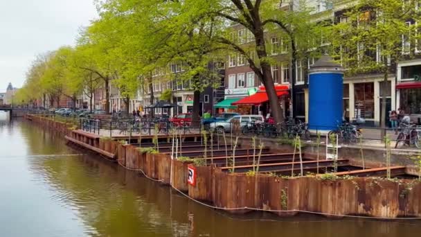 Casas Estrechas Tradicionales Barcos Canales Amsterdam Países Bajos Europa Mayo — Vídeo de stock