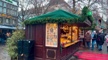 Köln, Almanya 'daki Katolik katedrali, Saint Peter Katedrali yakınlarındaki Noel pazarı, 19 Aralık 2022. Yüksek kalite 4k görüntü