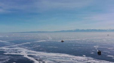 Hava aracı görüntüsü Baykal Gölü 'nü dondurdu. Mavi şeffaf buz üst görüşü çatlatır. Buzun doğal soğuk arka planı. Kış soyut geçmişi. Yüksek kalite 4k görüntü