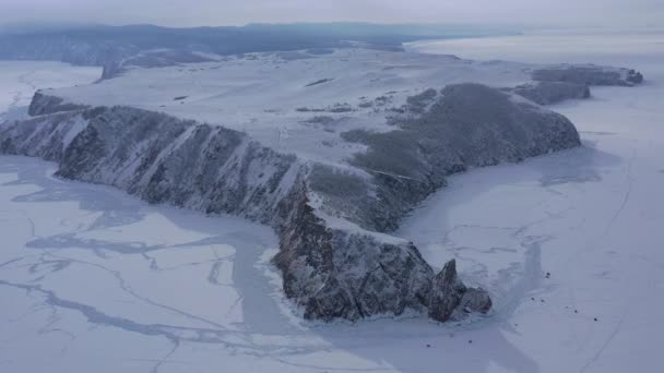 Zimą Jezioro Baikal Widok Lotu Ptaka Zamarzniętą Wyspę Olkhon Jezioro — Wideo stockowe