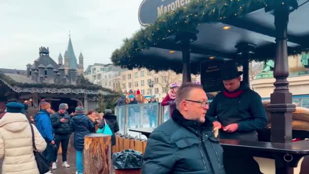 ドイツのケルンにあるカトリック聖ペテロ大聖堂近くのクリスマスマーケット 2022年12月19日 高品質の4K映像 — ストック動画