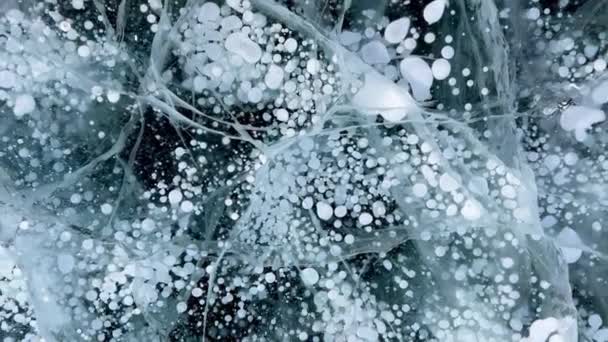 Κατεψυγμένες Φυσαλίδες Μεθανίου Και Ρωγμές Στον Πάγο Στη Λίμνη Baikal — Αρχείο Βίντεο