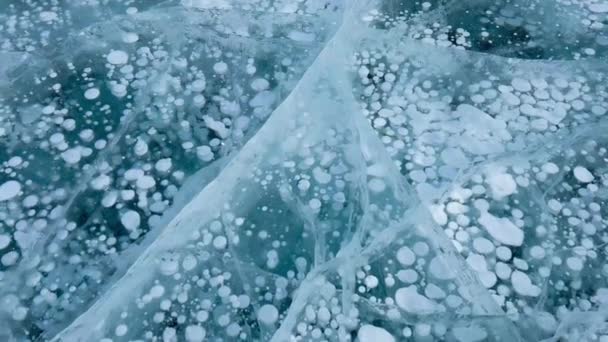 俄罗斯西伯利亚贝加尔湖冰层上冰冻的甲烷气泡和裂缝 冰的自然冷背景 冬天的抽象背景 高质量的4K镜头 — 图库视频影像