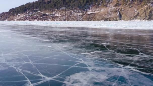 空中无人驾驶飞机观看冻结的冬季贝加尔湖 蓝色透明冰深裂顶部视图 冰的自然冷背景 冬天的抽象背景 高质量的4K镜头 — 图库视频影像