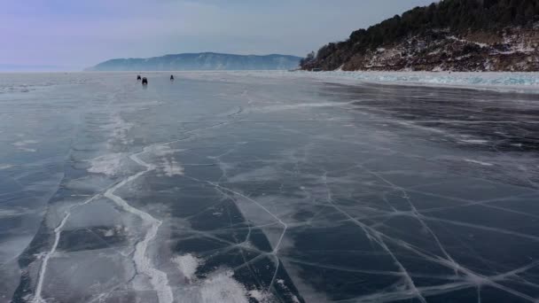 Lotu Ptaka Widać Zamarznięte Zimowe Jezioro Baikal Niebieski Przezroczysty Lód — Wideo stockowe