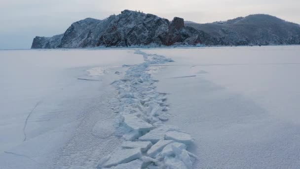 冬のバイカル湖 凍ったオルコノン島 バイカル湖シベリアロシアの空中ドローンビュー 日の出に美しい冬の風景 高品質の4K映像 — ストック動画