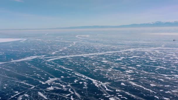 凍った冬のバイカル湖の空中ドローンビュー ブルーの透明な氷深い亀裂トップビュー 氷の自然な寒さの背景 冬の抽象的な背景 高品質の4K映像 — ストック動画