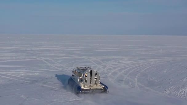 Αεροσκάφος Άποψη Παγωμένο Χειμώνα Λίμνη Baikal Και Khivus Αμφίβια Χόβερκραφτ — Αρχείο Βίντεο