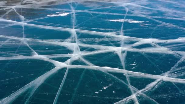 空中无人驾驶飞机观看冻结的冬季贝加尔湖 蓝色透明冰深裂顶部视图 冰的自然冷背景 冬天的抽象背景 高质量的4K镜头 — 图库视频影像