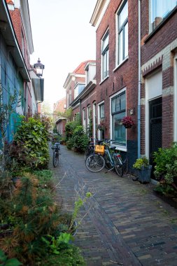 Hollanda 'nın tarihi şehir merkezi Haarlem' deki tipik Hollanda mimarisi, 24 Nisan 2022.